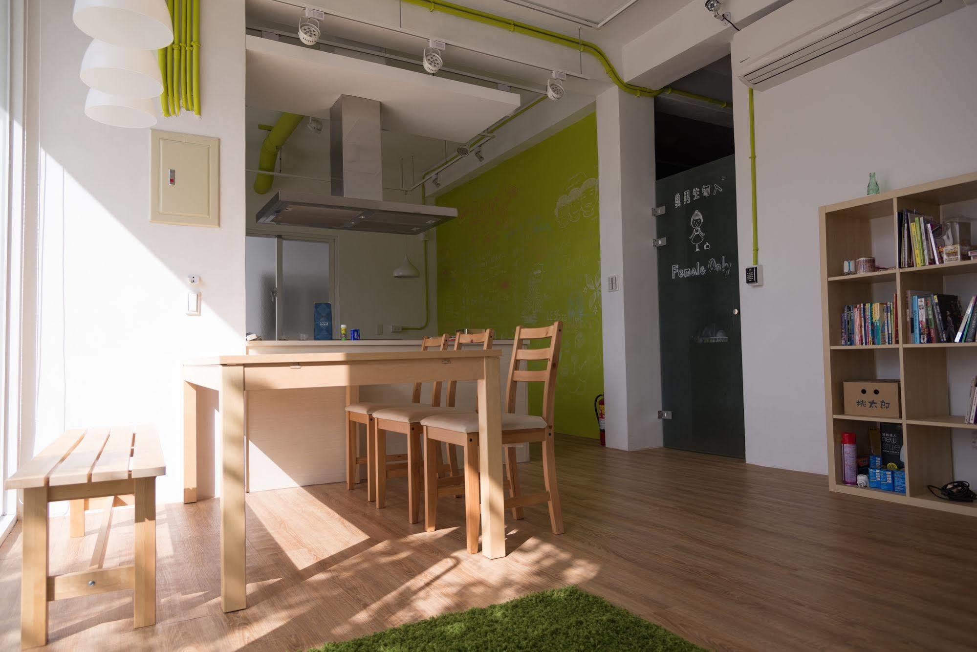 T-Life Hostel Taichung Exterior photo